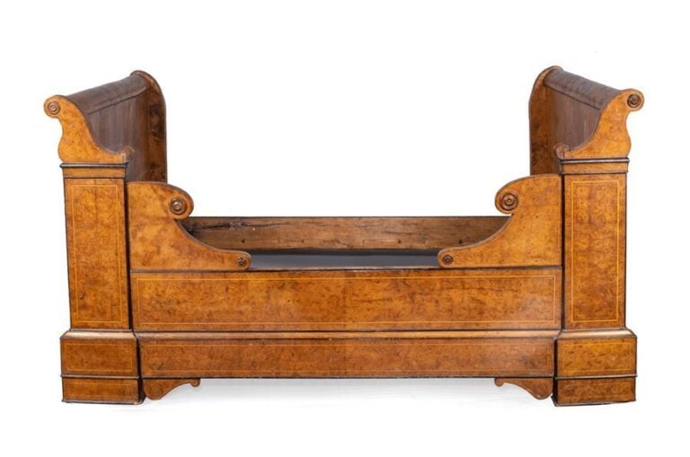 Lit bateau en placage de bois de loupe à décor de marqueterie de filets clair