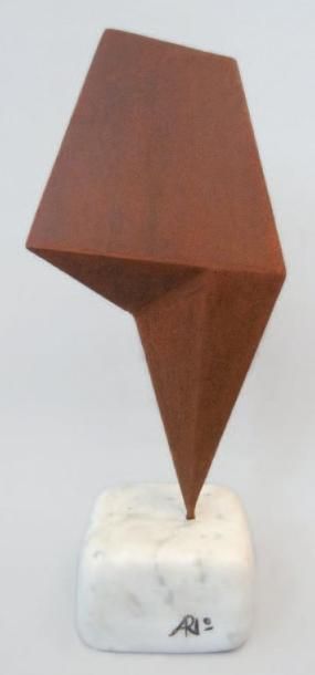 Little Daddy Métal oxydé sur socle en marbre blanc, signé sur la base Numéroté 1/8 en dessous Hau