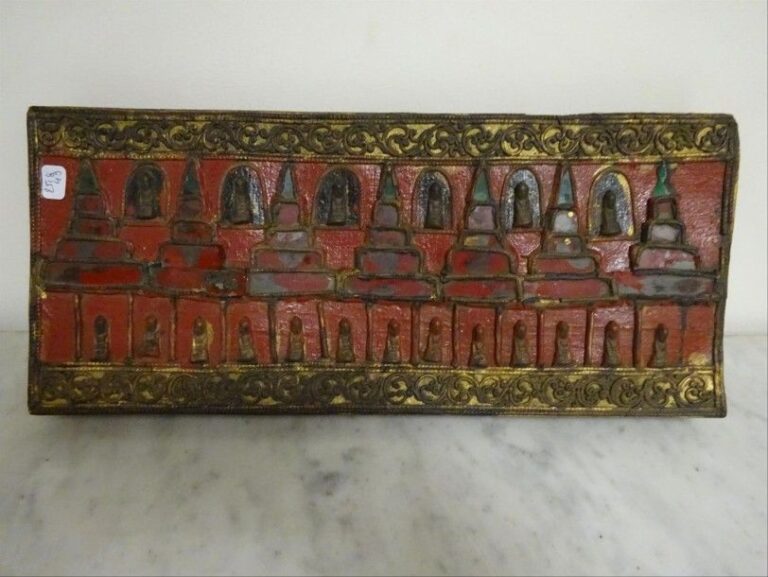 LIVRE DE PRIERE BIRMAN Birmanie Se dépliant en accordéon, les montures aux bordures aux frises de rinceaux dorés centrées d'un registre rouge aux stupa Entier mobilier d'une maisot divinités circonscrites dans des niches (en l'état