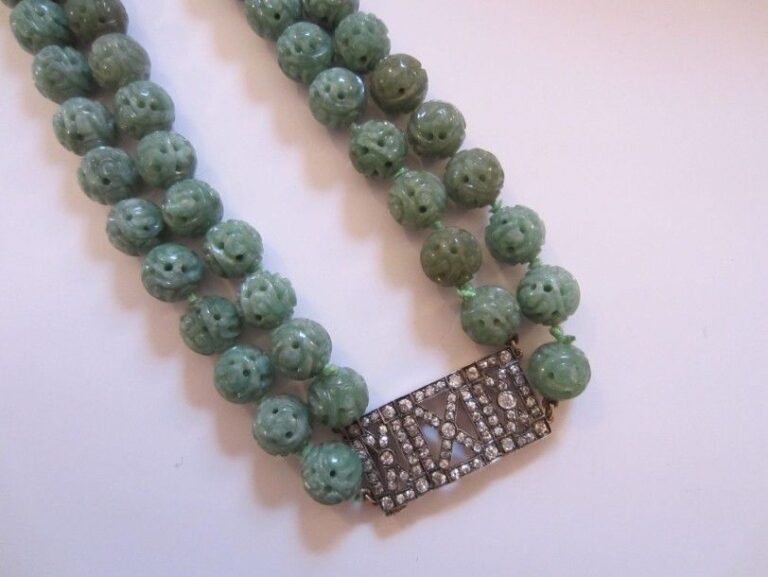 Long COLLIER composé d'un double rang de perles de jade jadéite sculpté et reperc