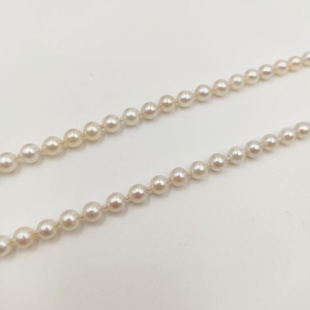 •Long COLLIER composé d'un rang de perles de culture blanches, en chut