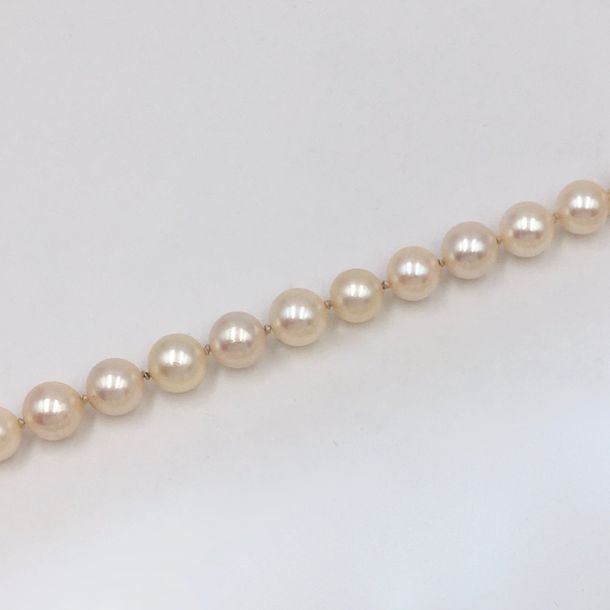 Long COLLIER composé d'un rang de perles de culture, de couleur crèm
