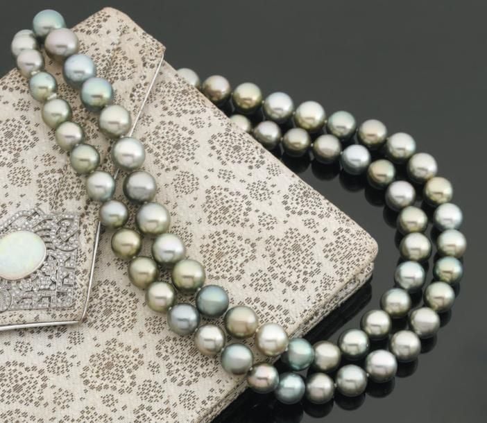 Long COLLIER composé d'un rang de perles de culture grises de Tahit