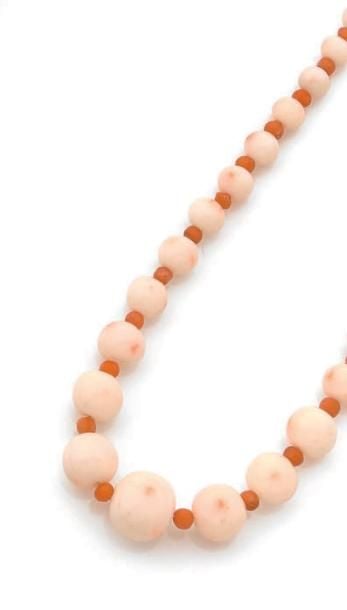 Long COLLIER composé de perles de corail peau d'ange alternées de perles de corail plus petites, en chut