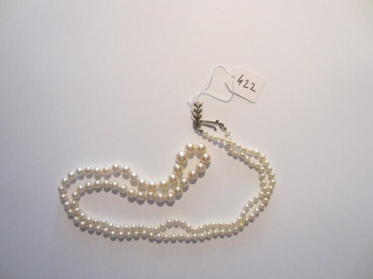 Long COLLIER de perles de culture blanches, en chut