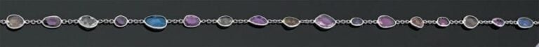 Long COLLIER en or gris orné de saphirs de couleur de taille fantaisie alternés, en serti clo