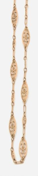 Long COLLIER en or jaune (750 millièmes) à maillons ovales ajourés à motifs de volutes et fleurette