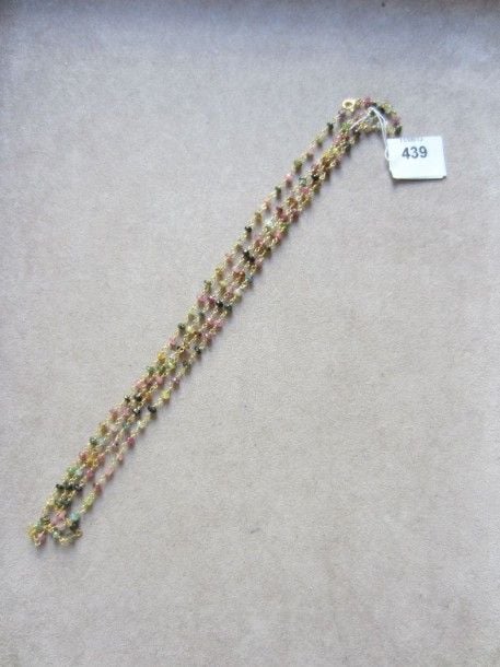 Long COLLIER en vermeil serti de petites pierres précieuses de couleur, légèrement facettée