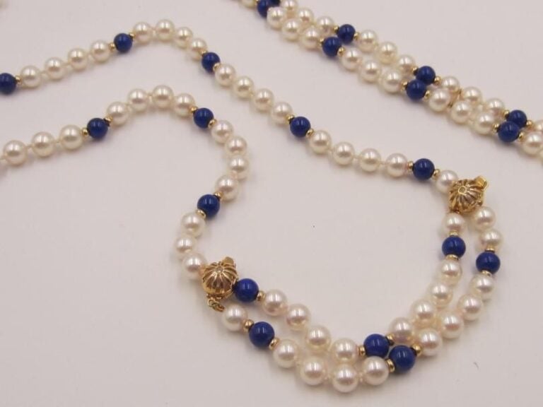 Long COLLIER et BRACELET composés de perles de cultures blanches alternées de perles de lapis lazuli et viroles en or jaune (750 millièmes