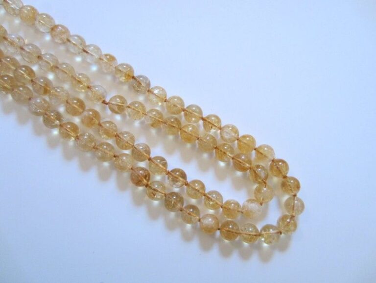Long SAUTOIR composé d'un rang de perles de citrin