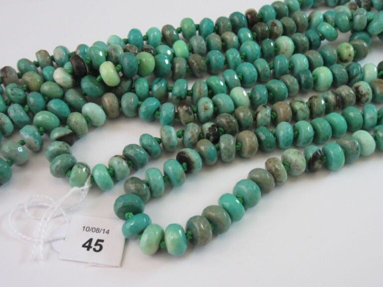 Long SAUTOIR composé de perles d'agates vertes partiellement facettée