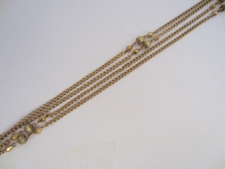 Long sautoir en or jaune (750 millièmes) composé d'une chaîne alternée d''un motif de 3 perle