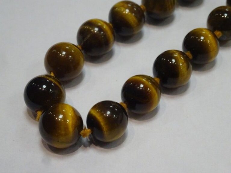 Long SAUTOIR formant perles de quartz Oil de Tigre en chut