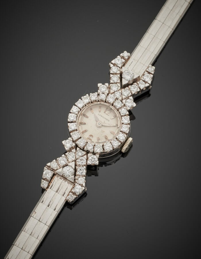 LONGINES - BRACELET MONTRE ronde de dame en or gris (750‰). Lunette et attaches…