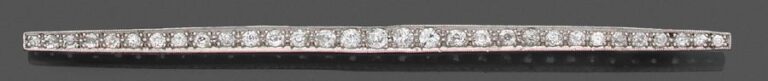 Longue BROCHE barrette en platine (800 millièmes) et or gris (750 millièmes) serti d'un alignement de diamants de taille ancienn