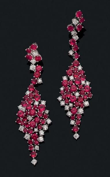 Longue PAIRE DE PENDANTS D'OREILLES en or gris (750 millièmes) articulé serti de rubis et diamants taille brillan
