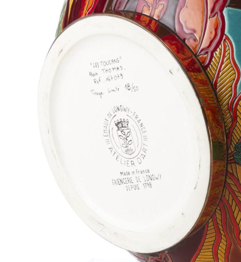 LONGWY - « Les Toucans » - Vase boule en faïence émaillée polychrome - Signé du…