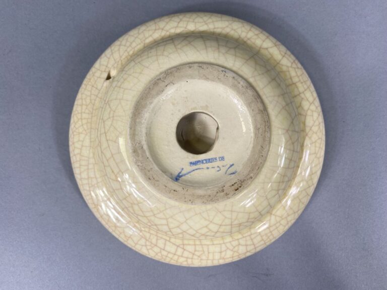 LONGWY - Vide-poches de forme circulaire en porcelaine craquelée beige à décor…