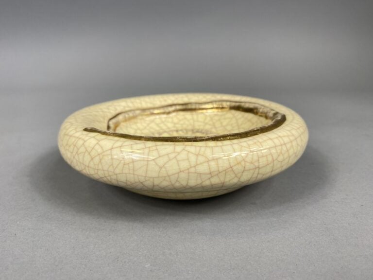 LONGWY - Vide-poches de forme circulaire en porcelaine craquelée beige à décor…