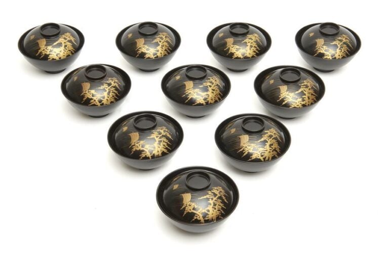 Lot complet de dix bols laqués noir et leur couvercl