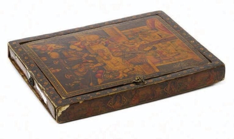 Lot composé: -D'une reliure simple Papier mâché laqué Iran, Début du XIXe siècle, Epoque Qadjar Hauteur: 22: Largeur: 13,5 cm Cette reliure est ornée d'un côté d'un médaillon polylobé décoré d'une jeune femme à l'oiseau, de l'autre côté d'un médaillon polylobé orné d'un bouque