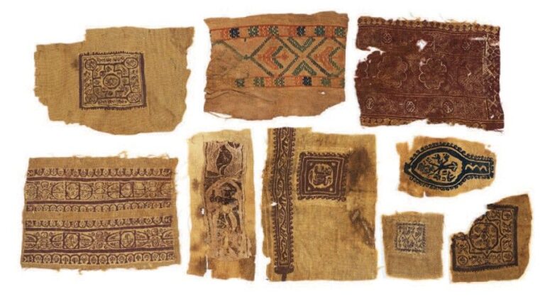 Lot composé de huit fragments de textiles coptes et d'un fragment mamelouk