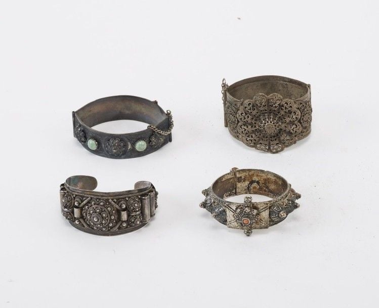 Lot composé de quatre bracelets Argent bas titre Afrique du Nord, XIXe - XXe siècle Diamètre: 5,5/5,5/5/5 cm