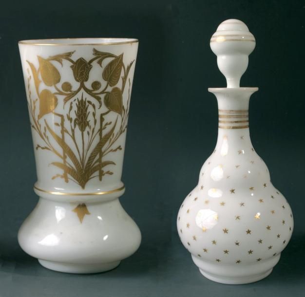 Lot comprenant 1°/ Une carafe en opaline blanche à décor doré de semis d'étoiles et de filet