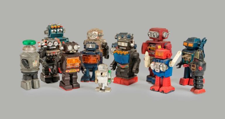 Lot comprenant 16 robots japonais années 70/80 en métal et plastique dont série ATTACK KING, mécanisme d'horlogerie et mécanisme batterie To