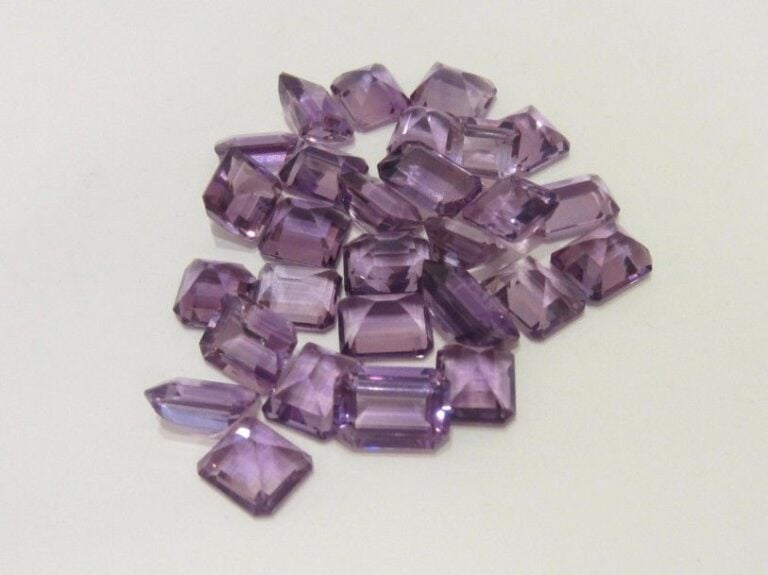 LOT comprenant 28 AMETHYSTES sur papier, rectangulaires, taillées à degrés, pesant au total 154 carat