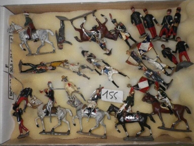 Lot comprenant 34 figurines en ronde bosse, 54 mm, fantassins IIIe République et cavaliers Second Empire 60%