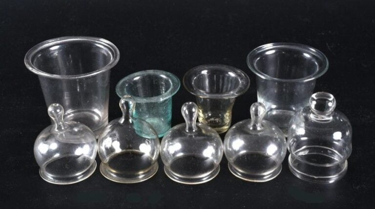 Lot comprenant cinq ventouses en verre et quatre pots à gelée ou à confitur