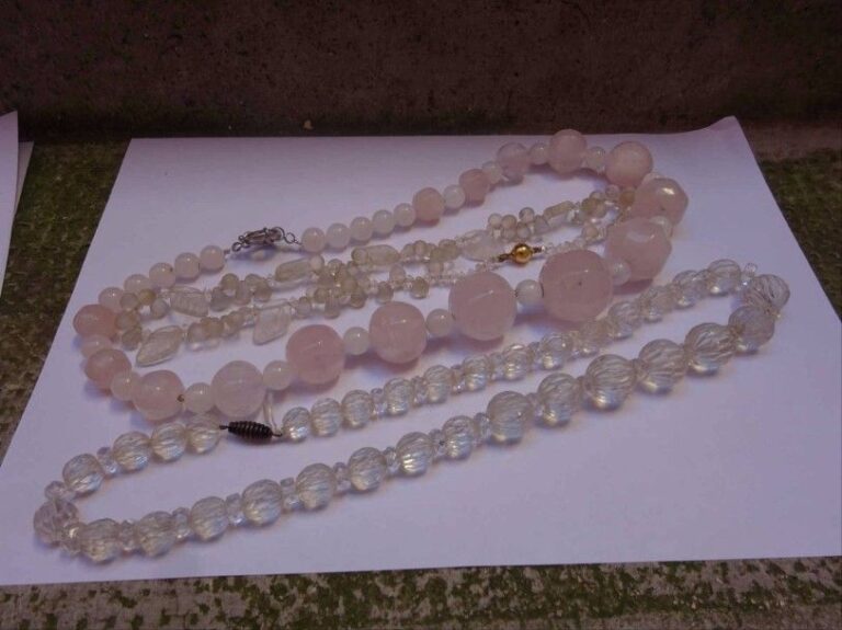 LOT comprenant: > collier de boules de quartz rose et fermoir métal; > collier de perles de verre moulé et fermoir or jaune 18K (750/00); > collier de perles de verre taill