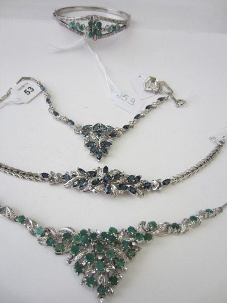 LOT comprenant deux COLLIERS et deux BRACELETS respectivement assortis en argent ajouré serti de pierres blanches, vertes et bleue
