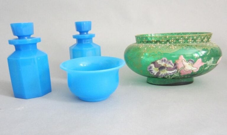 Lot comprenant : deux flacons et une coupe en verre opalin bleu et une coupe oblongue en verre de Pantin vert clair à décor émaillé de pensée