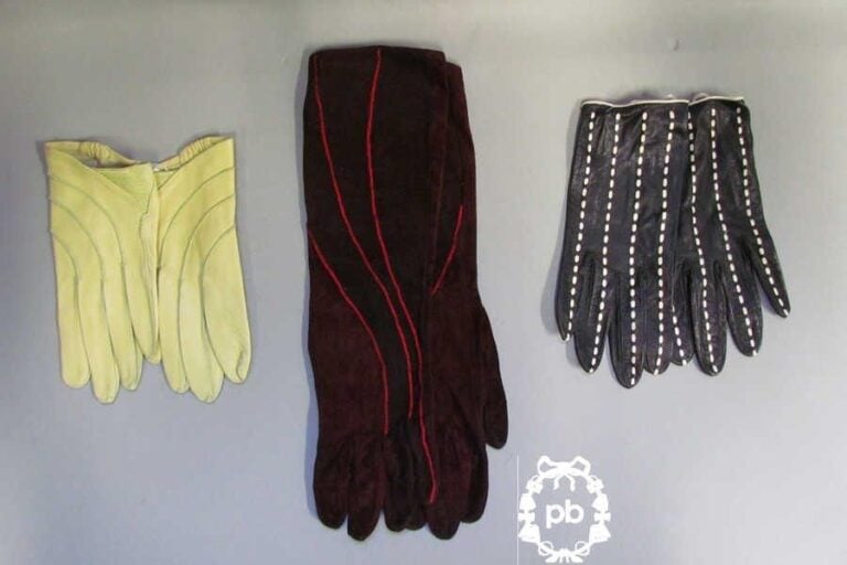 LOT comprenant DEUX PAIRES de GANTS courts en cuir, la première absinthe (manque griffe), la seconde noire et blanche (T