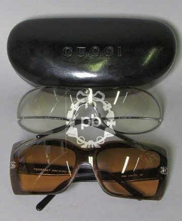 LOT comprenant DEUX PAIRES de LUNETTES de SOLEIL masque, la première en bakélite noir, la seconde en méta