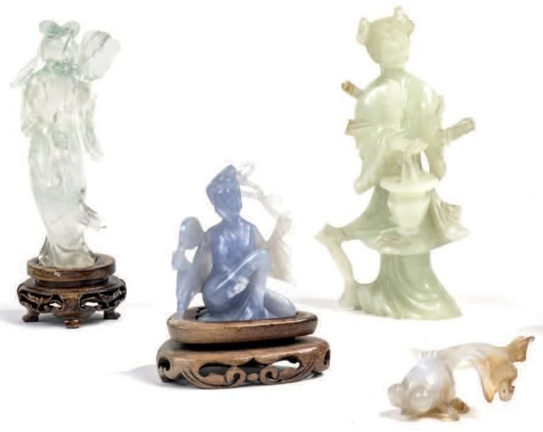 Lot comprenant divers objets en pierre dure, dont un godet de peintre, un poisson, et trois statuettes de jeunes femme