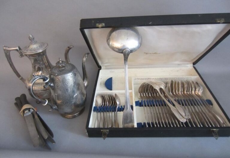 Lot comprenant : partie de ménagère en métal argenté Diffor (1 louche, 8 petites cuillères, 12 grandes cuillères, 12 fourchettes), deux cafetières en métal, 12 couteaux manches en bois noirc