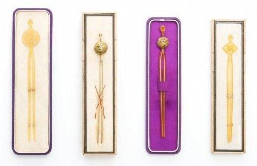 Lot comprenant quatre épingles à cheveux (kanzashi), en métal et probablement cellulos
