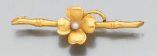 Lot comprenant: - quatre ÉPINGLES À CRAVATE dont deux en or jaune et argent serti de turquoises et perles de culture blanches, et deux en méta