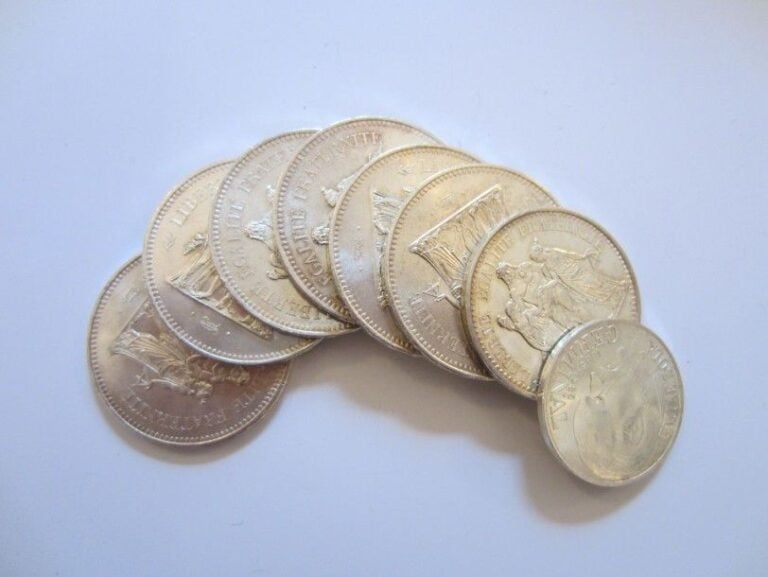 LOT comprenant: - Six PIECES de 50 F en argent datant de 197