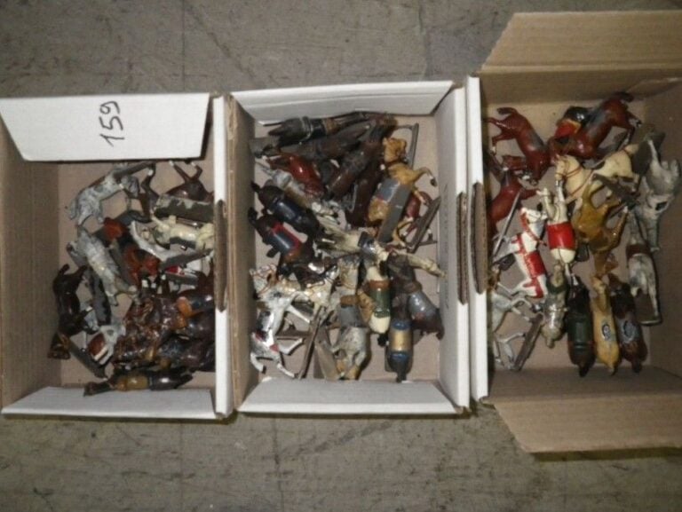 Lot comprenant trois boîtes de chevaux, 54 mm, en ronde bosse, environ 45 pièces - 70%