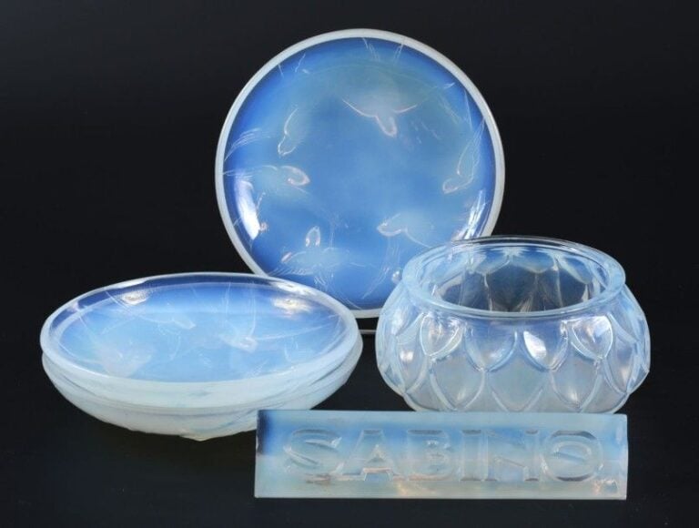 Lot comprenant trois coupelles en verre opalescent moulé à motif d'hirondelles (dia
