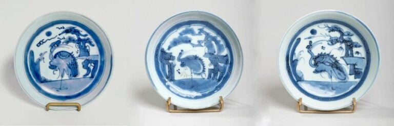 Lot comprenant trois coupes en porcelaine décorée en bleu sous couverte de phénix et personnag