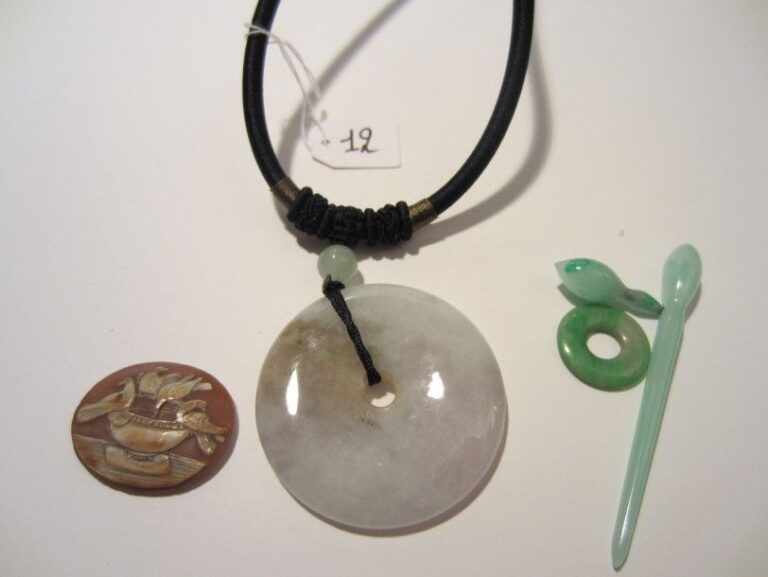 LOT comprenant trois éléments et un pendentif circulaire en jad