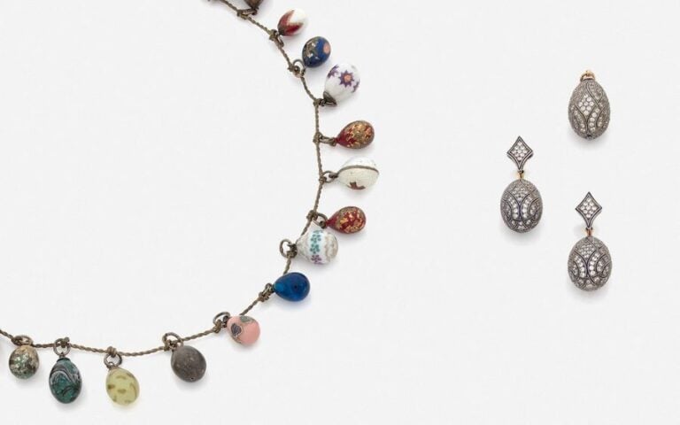 LOT comprenant: - trois PENDENTIFS «œufs» en or jaune (585 millièmes) 14 carats, et argent (mi