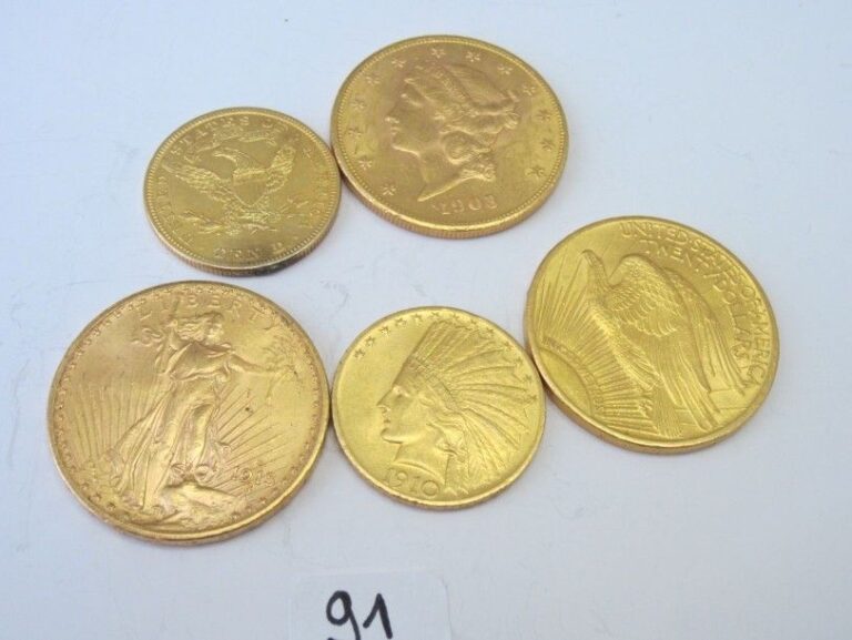 LOT comprenant: - trois PIÈCES de 20 $ en or jaune (900 millièmes