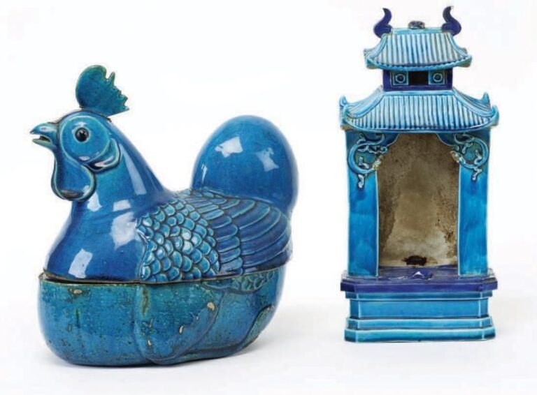 Lot comprenant un autel en céramique émaillée de type Fahua, contenant une divinité et une terrine en grès émaillée turquoise en forme de co