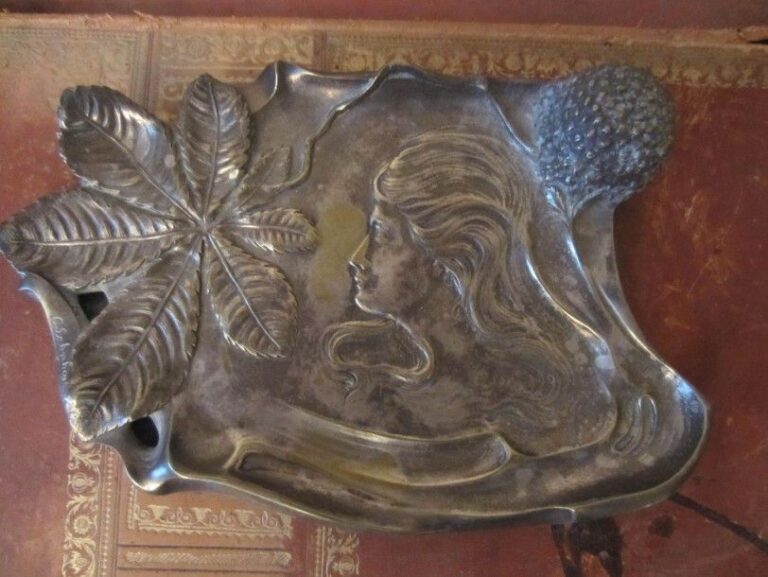 Lot comprenant: un encrier en bronze argenté par Lehnhof à décor de feuille de marronnier et profil de femme